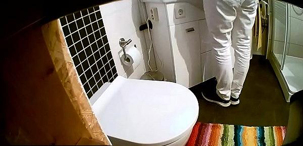  Meine Schlampe heimlich auf der Toilette gefilmt